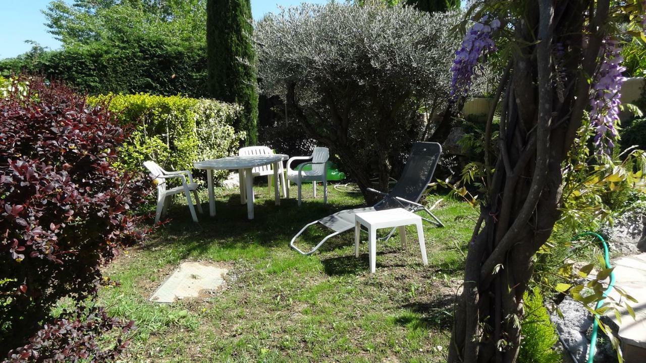Les Chevrefeuilles Manosque Exterior foto